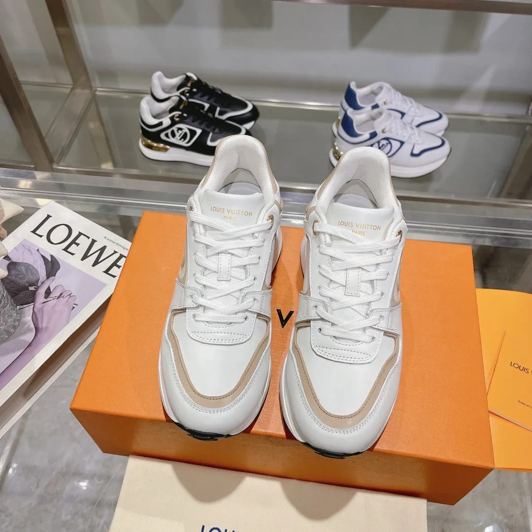 👟👟Ex-factory price 640👟👟 🔥🔥🔥LOUIS VUITTON 2025 couples models are now on the official website of Louis Vuitton, this Neo Run Away sneakers are inspired by running shoes, incorporating LV's iconic must-have shoes into the trend. This version is a 1:1 replica of the original version, made of LV denim and calfskin, highlighting its simple lines and unique wedge outsole. The main details include the LV initials on the side and the engraved gold heel stabilizer on the back plus a hidden insole. 2cm. Sizes 35-42, 39-46. Full package, high version. Welcome new and old customers to inquire.
